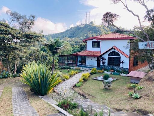 Casa Campestre en arriendo Antioquia Medellín Medellín 450 m2 Habitaciones 4 Baños 3 Garajes 7 Precio $5000000