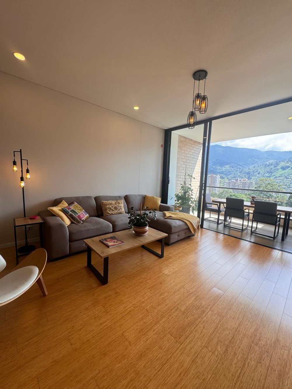 Apartamento en venta Antioquia Envigado El Chinguí 274 m2 Habitaciones 3 Baños 5 Garajes 3 Precio $1365000000