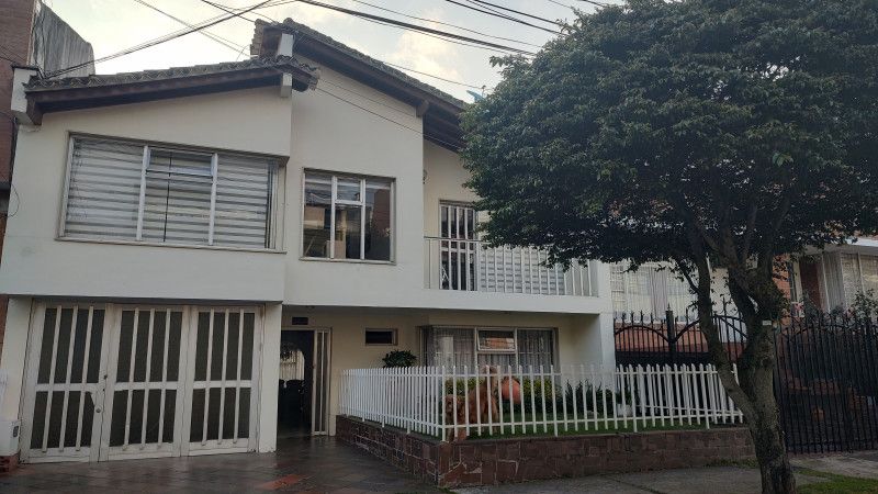 Casa en venta Cundinamarca Bogotá Cedro Salazar 219 m2 Habitaciones 4 Baños 4 Garajes 2 Precio $1150000000
