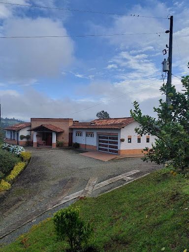 Casa Campestre en arriendo Antioquia El Retiro El Retiro 400 m2 Habitaciones 3 Baños 4 Garajes 1 Precio $15500000