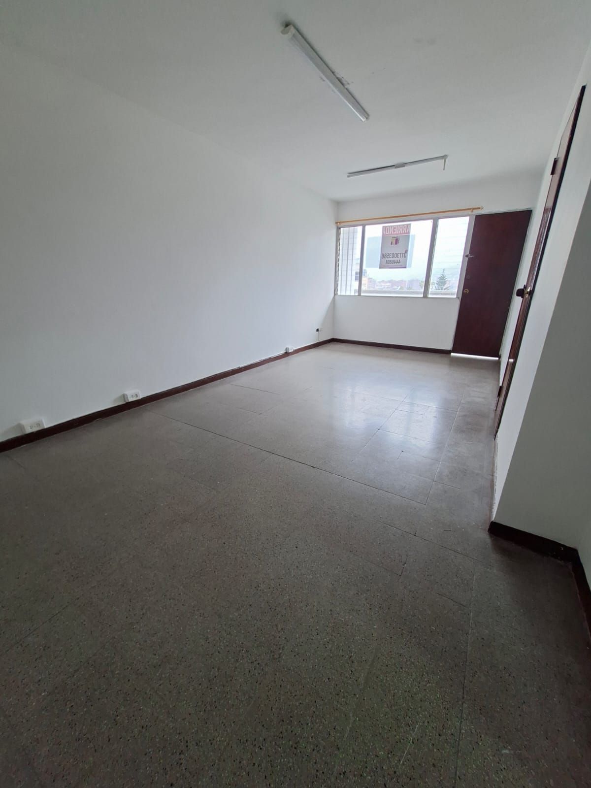 Oficina en arriendo o venta Antioquia Medellín La Candelaria 30 m2 Habitaciones 0 Baños 1 Garajes 0 Precio venta $100000000 Precio arriendo $1255000