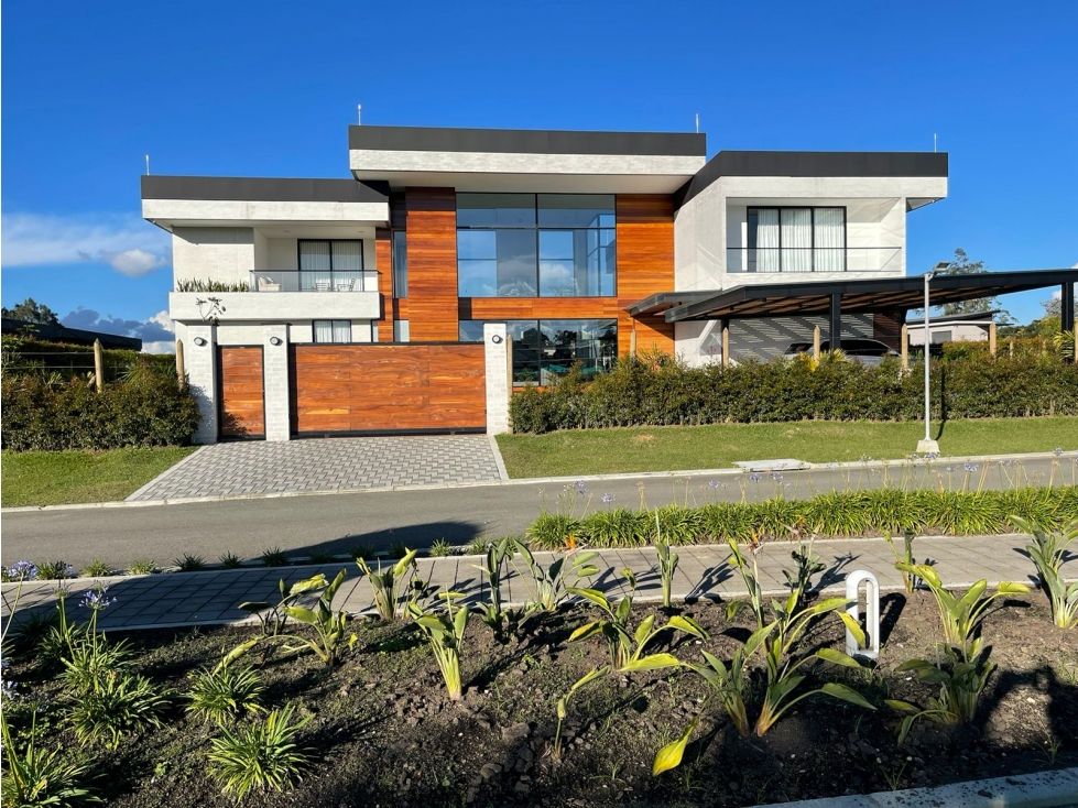 Casa en arriendo o venta Antioquia Medellín San Benito 800 m2 Habitaciones 5 Baños 8 Garajes 10 Precio venta $8000000000 Precio arriendo $50600000