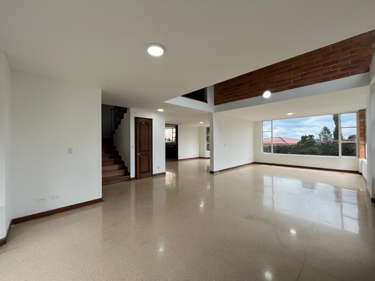 Casa en arriendo o venta Antioquia Envigado La Mesa 340 m2 Habitaciones 5 Baños 4 Garajes 5 Precio venta $2020000000 Precio arriendo $12500000