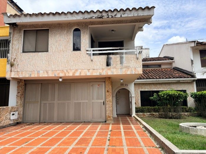 Casa en venta Valle Del Cauca Cali Urbanización Ciudad Jardín 409 m2 Habitaciones 4 Baños 3 Garajes 2 Precio $1300000000