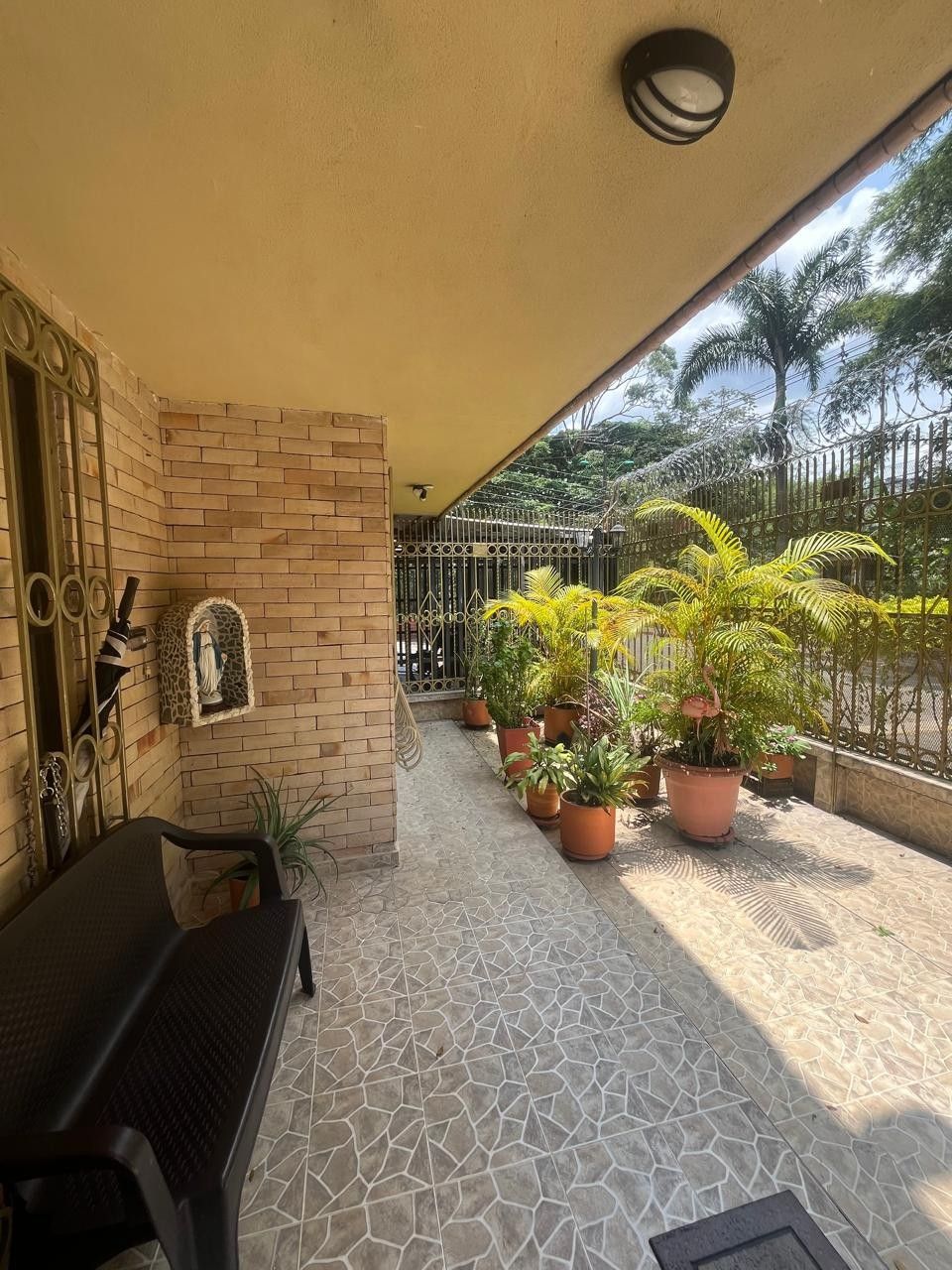 Casa en venta Valle Del Cauca Cali Br Cementerio - Carabineros 400 m2 Habitaciones 6 Baños 6 Garajes 2 Precio $980000000