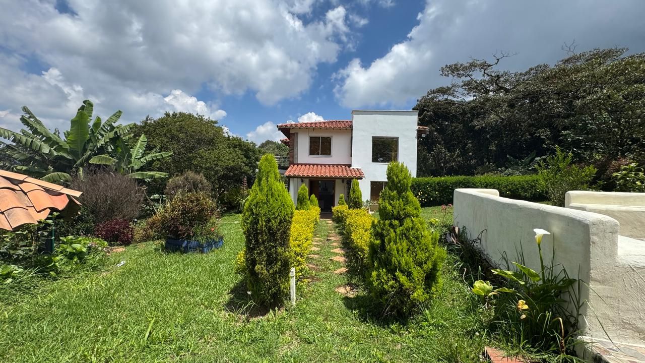Casa Campestre en venta Antioquia Guarne Punto Mayor 260 m2 Habitaciones 5 Baños 3 Garajes 4 Precio $1700000000