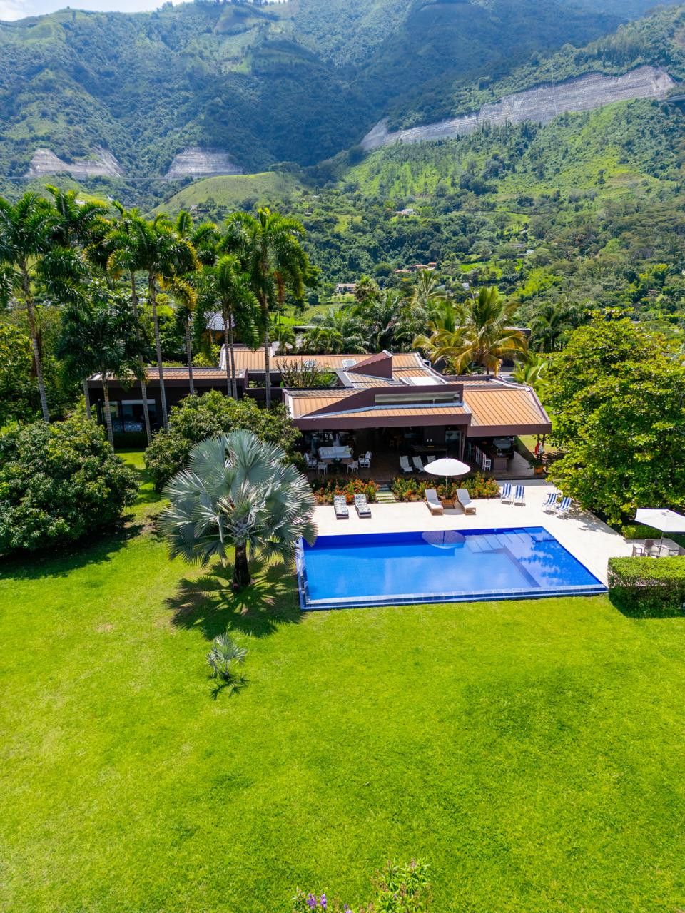 Finca en venta Antioquia Titiribí Titiribí 966 m2 Habitaciones 4 Baños 4 Garajes 6 Precio $6000000000