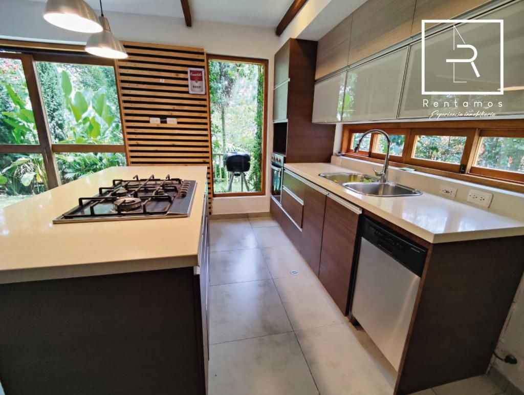 Casa en venta Antioquia Envigado Loma De Las Brujas 200 m2 Habitaciones 2 Baños 3 Garajes 2 Precio $2300000000