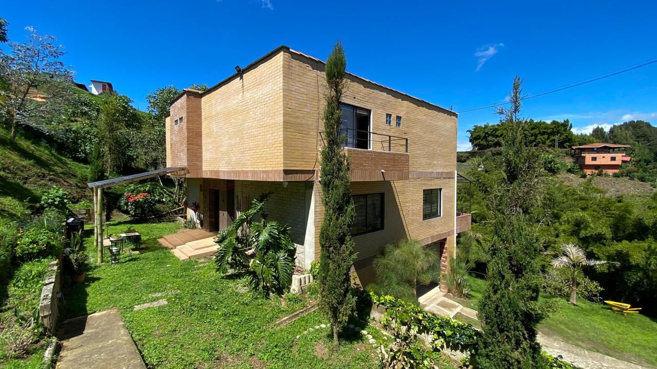 Casa Campestre en arriendo Antioquia Marinilla Belén 300 m2 Habitaciones 5 Baños 6 Garajes 6 Precio $4400000