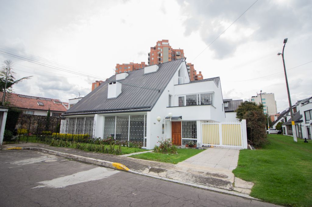 Casa en arriendo Cundinamarca Bogotá Los Andes Norte 300 m2 Habitaciones 3 Baños 3 Garajes 2 Precio $6700000