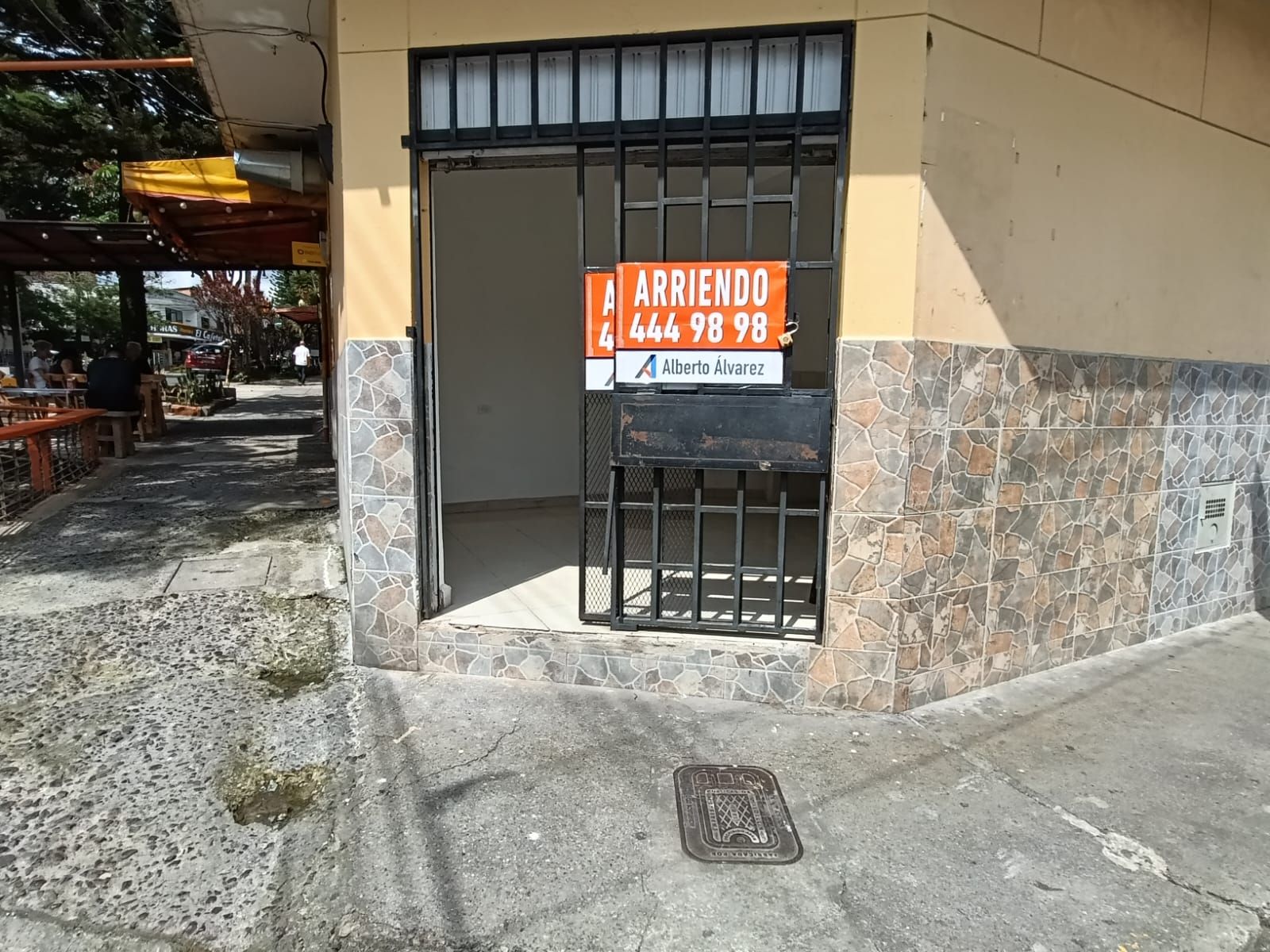 Local en arriendo Antioquia Medellín El Danubio 16 m2 Habitaciones 0 Baños 1 Garajes 0 Precio $1800000