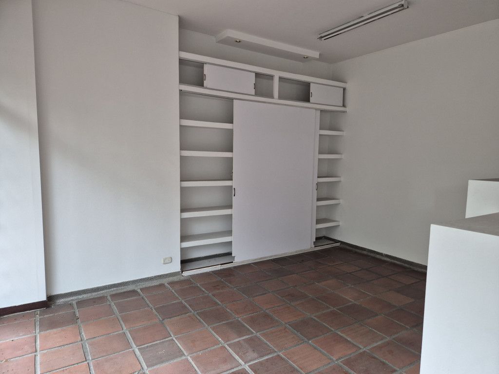 Oficina en arriendo Valle Del Cauca Cali Sector Patio Bonito 75 m2 Habitaciones 0 Baños 2 Garajes 0 Precio $2900000