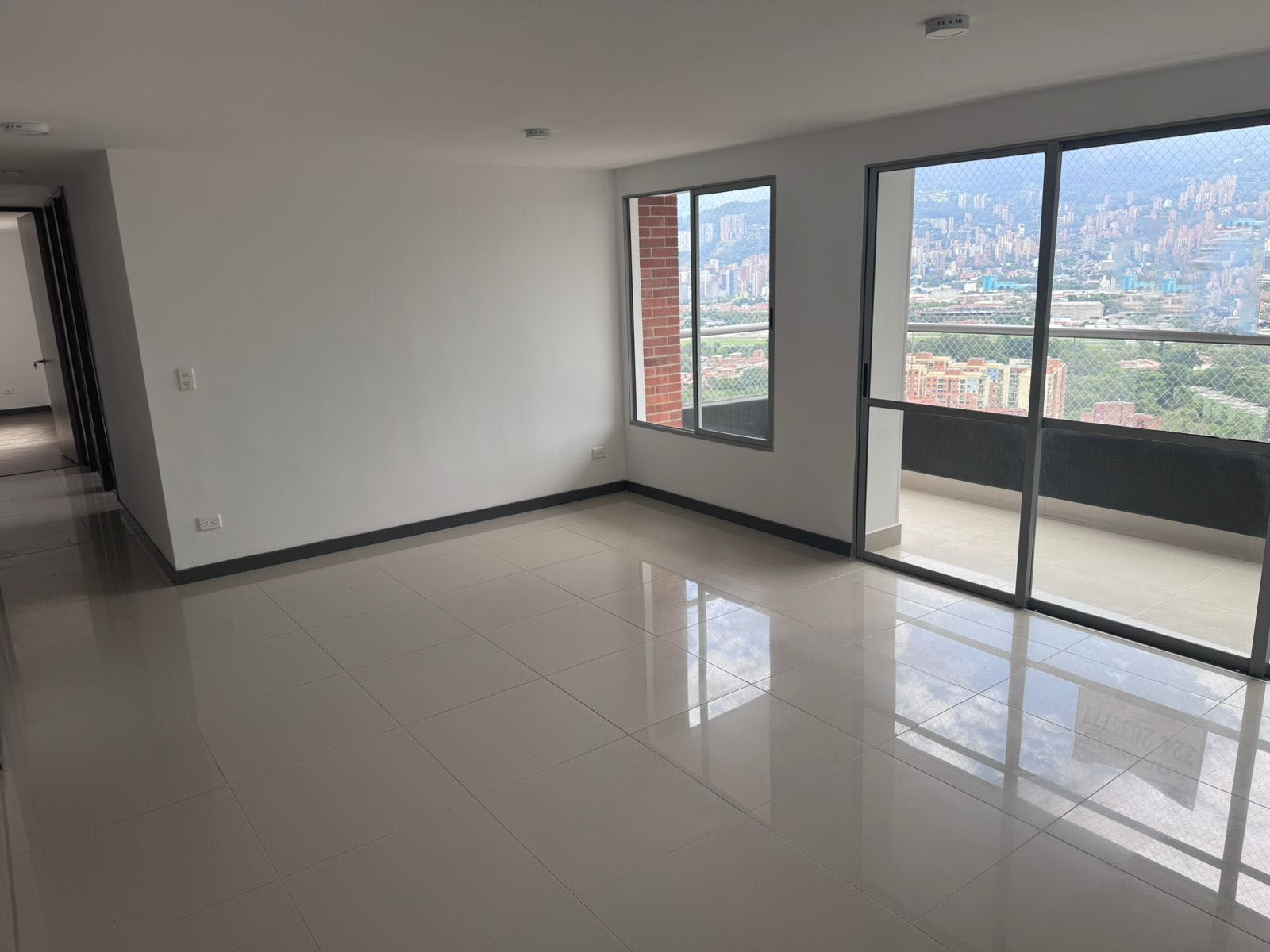 Apartamento en arriendo Antioquia Medellín Loma De Los Bernal 103 m2 Habitaciones 3 Baños 3 Garajes 2 Precio $4950000