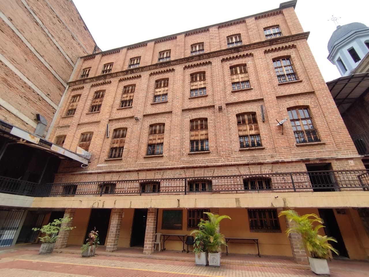 Edificio en arriendo Antioquia Medellín El Rincon 1900 m2 Habitaciones 0 Baños 20 Garajes 15 Precio $89000000