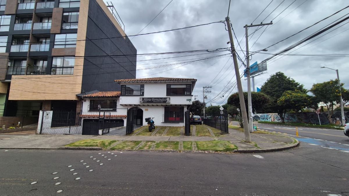 Casa en arriendo Cundinamarca Bogotá Los Cedritos 350 m2 Habitaciones 2 Baños 3 Garajes 7 Precio $23000000