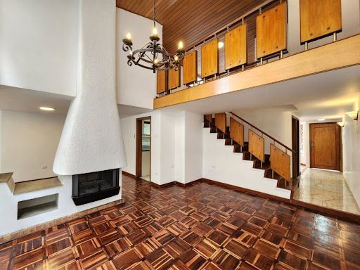 Casa en venta Cundinamarca Bogotá Los Rosales 317 m2 Habitaciones 4 Baños 2 Garajes 3 Precio $2190000000