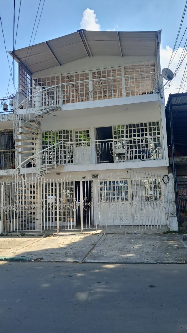 Casa en venta Valle Del Cauca Cali Ulpiano Lloreda 420 m2 Habitaciones 8 Baños 5 Garajes 1 Precio $620000000