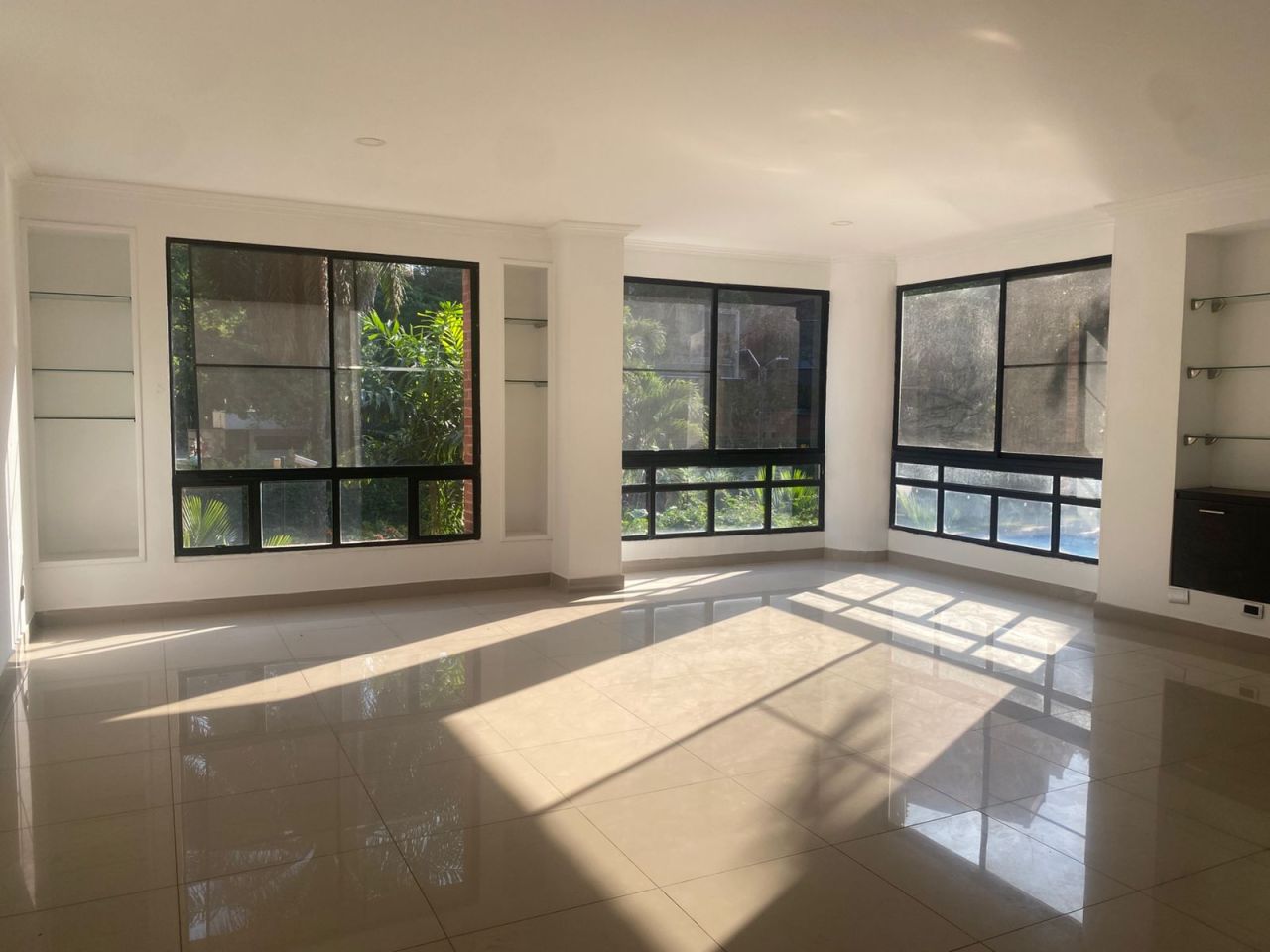 Apartamento en arriendo Valle Del Cauca Cali Ub Ciudad Jardín 195 m2 Habitaciones 3 Baños 4 Garajes 2 Precio $6500000