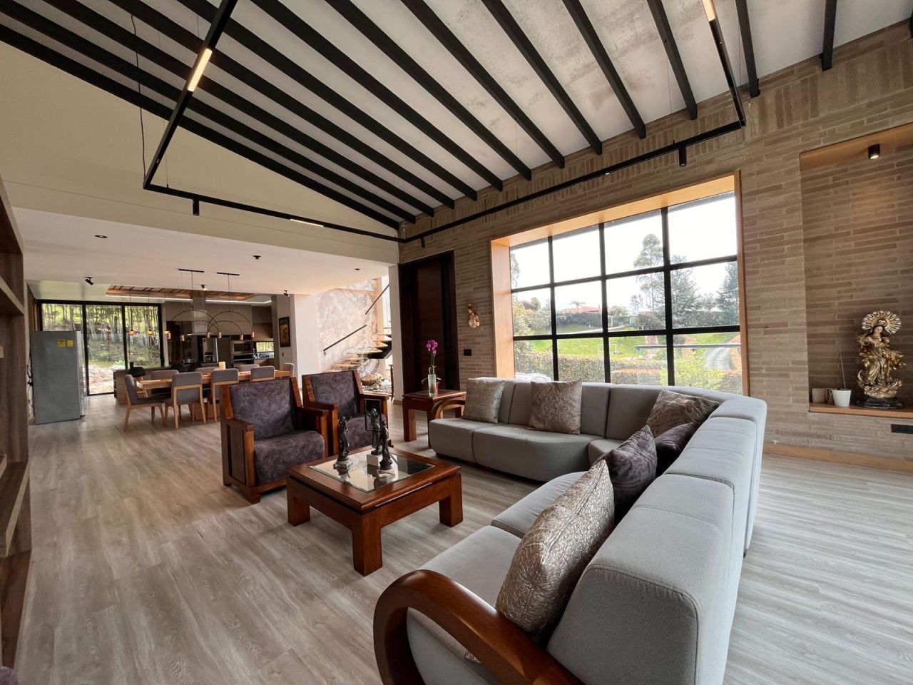 Casa en arriendo o venta Antioquia Envigado Asd 410 m2 Habitaciones 4 Baños 5 Garajes 4 Precio venta $4100000000 Precio arriendo $19000000