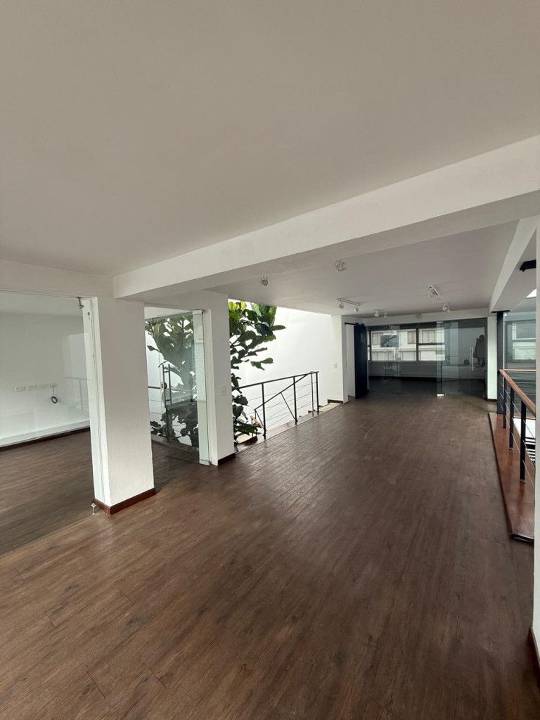 Oficina en arriendo Cundinamarca Bogotá María Cristina 350 m2 Habitaciones 0 Baños 2 Garajes 2 Precio $9000000