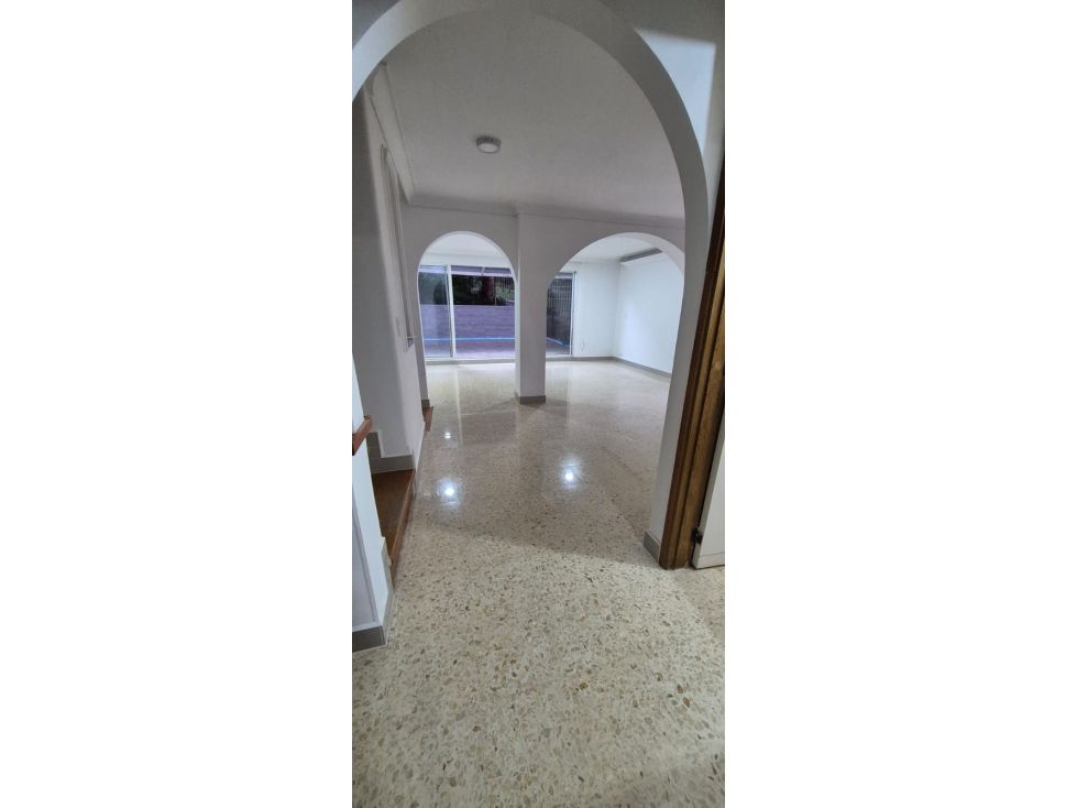 Casa en arriendo Antioquia Medellín Medellín 250 m2 Habitaciones 5 Baños 3 Garajes 2 Precio $8400000