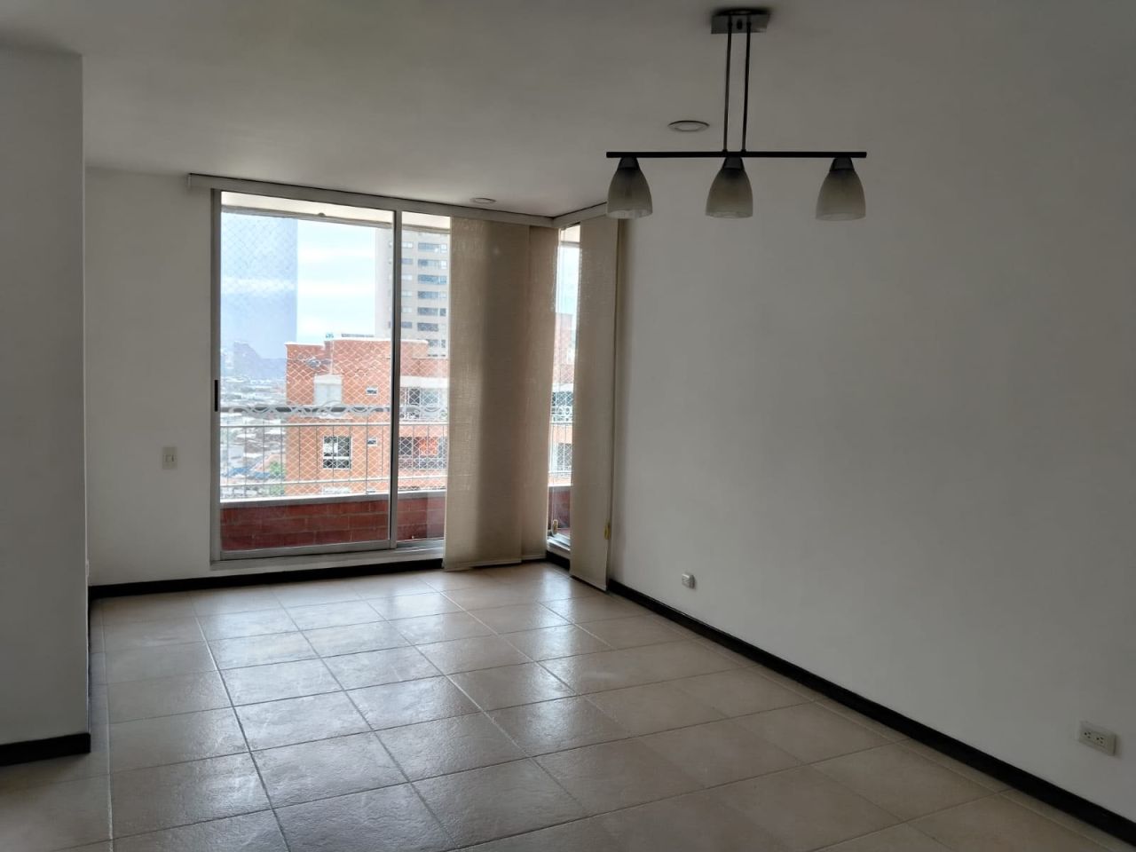 Apartamento en arriendo Antioquia Medellín Castropol 95 m2 Habitaciones 3 Baños 2 Garajes 1 Precio $4400000