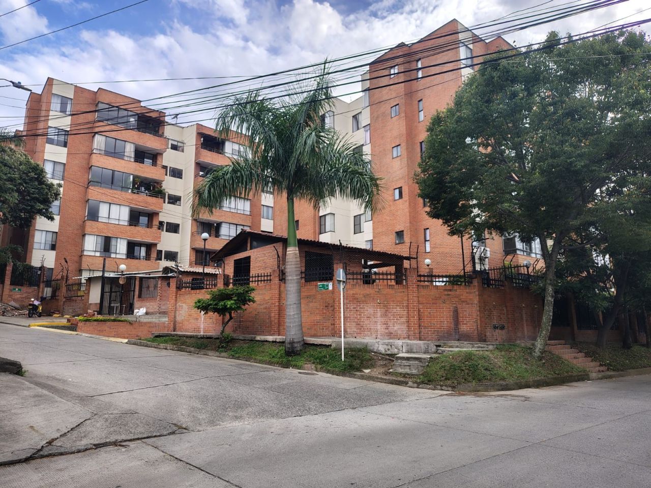 Apartamento en arriendo Valle Del Cauca Cali Conjunto Residencial Lomas De San Fernando 90 m2 Habitaciones 3 Baños 3 Garajes 1 Precio $2550000