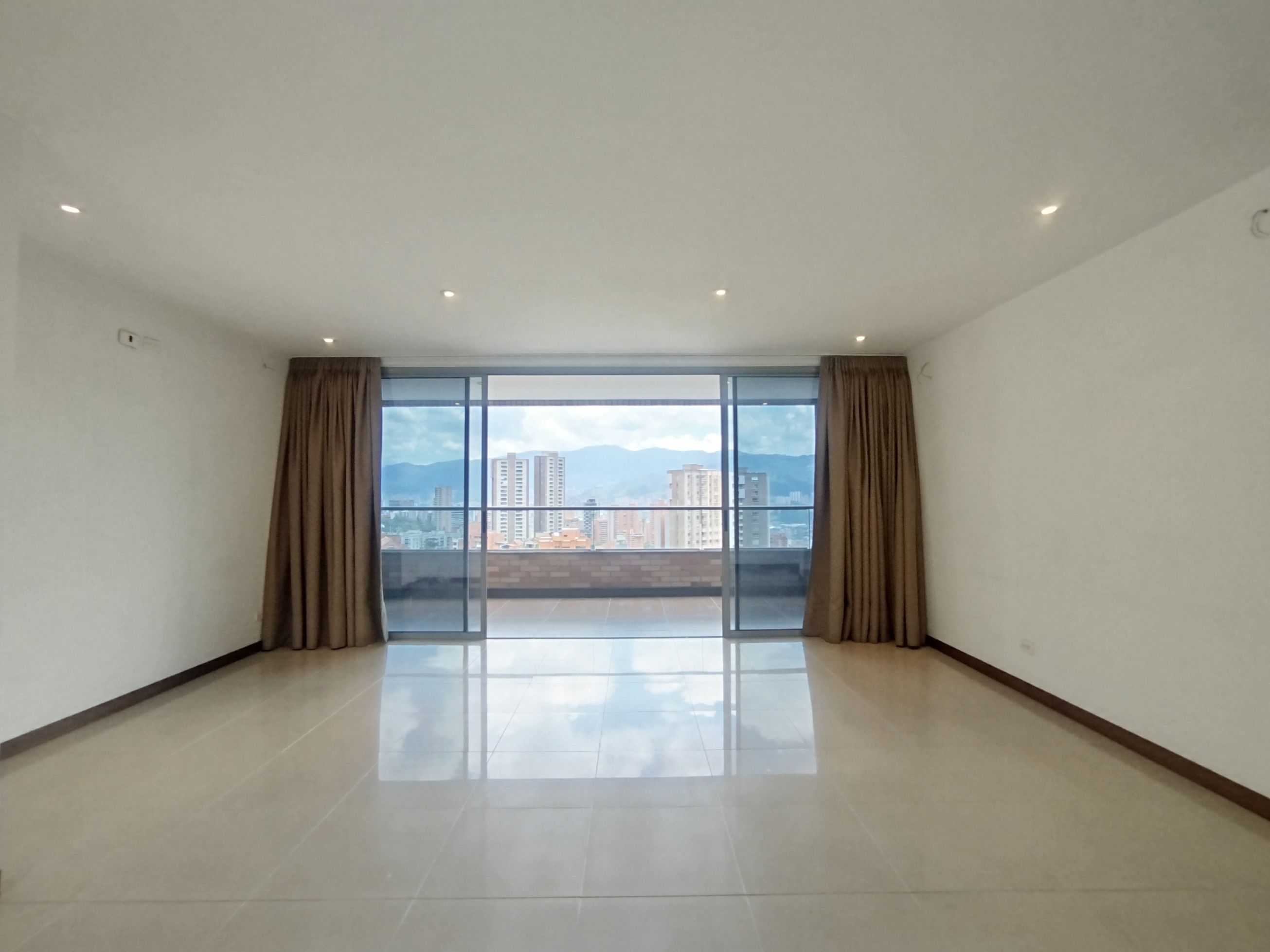 Apartamento en arriendo Antioquia Medellín Urbanizacion Altos De Pilarica 125 m2 Habitaciones 2 Baños 3 Garajes 1 Precio $6000000