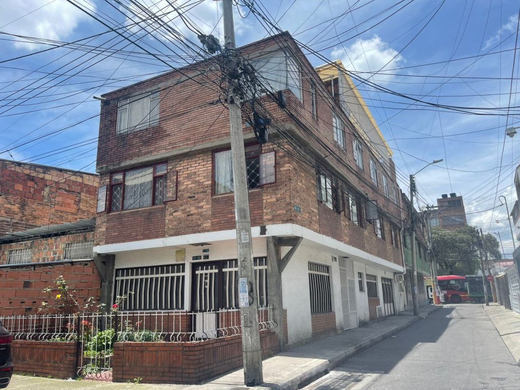 Casa en venta Cundinamarca Bogotá Gustavo Restrepo 400 m2 Habitaciones 16 Baños 7 Garajes 0 Precio $830000000