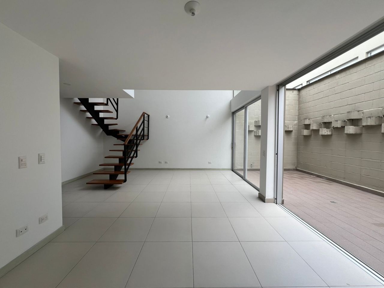 Casa en arriendo o venta Antioquia Rionegro Gualanday 168 m2 Habitaciones 3 Baños 4 Garajes 2 Precio venta $1300000000 Precio arriendo $6800000