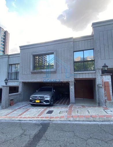 Casa en arriendo o venta Antioquia Medellín La Linde 320 m2 Habitaciones 4 Baños 5 Garajes 2 Precio venta $1800000000 Precio arriendo $9000000