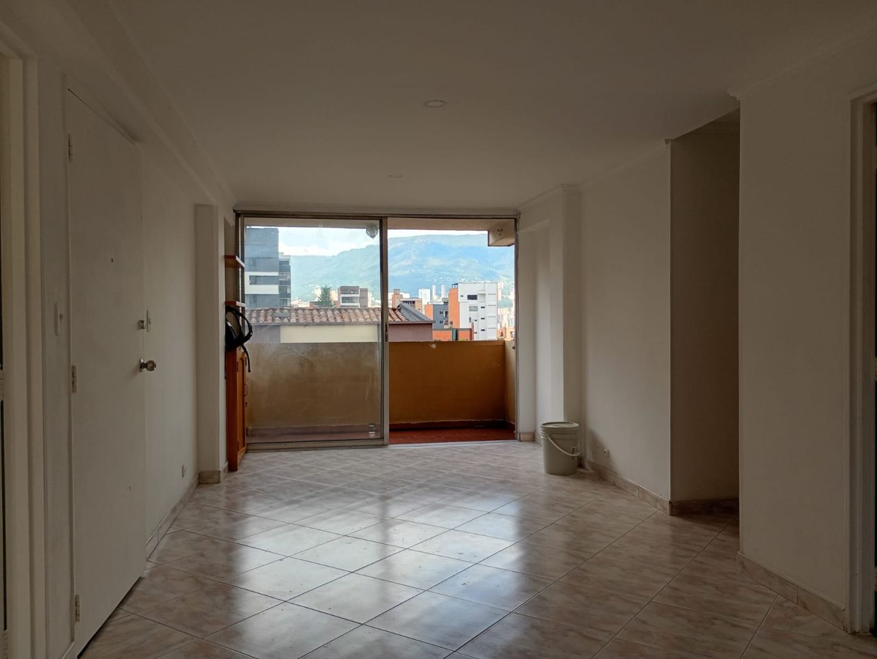 Apartamento en arriendo Antioquia Medellín La Castellana 96 m2 Habitaciones 4 Baños 2 Garajes 2 Precio $3000000