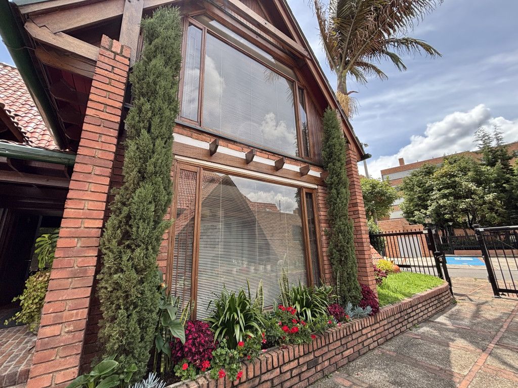 Casa en venta Cundinamarca Bogotá Santa Barbara Central 252 m2 Habitaciones 4 Baños 4 Garajes 3 Precio $2950000000