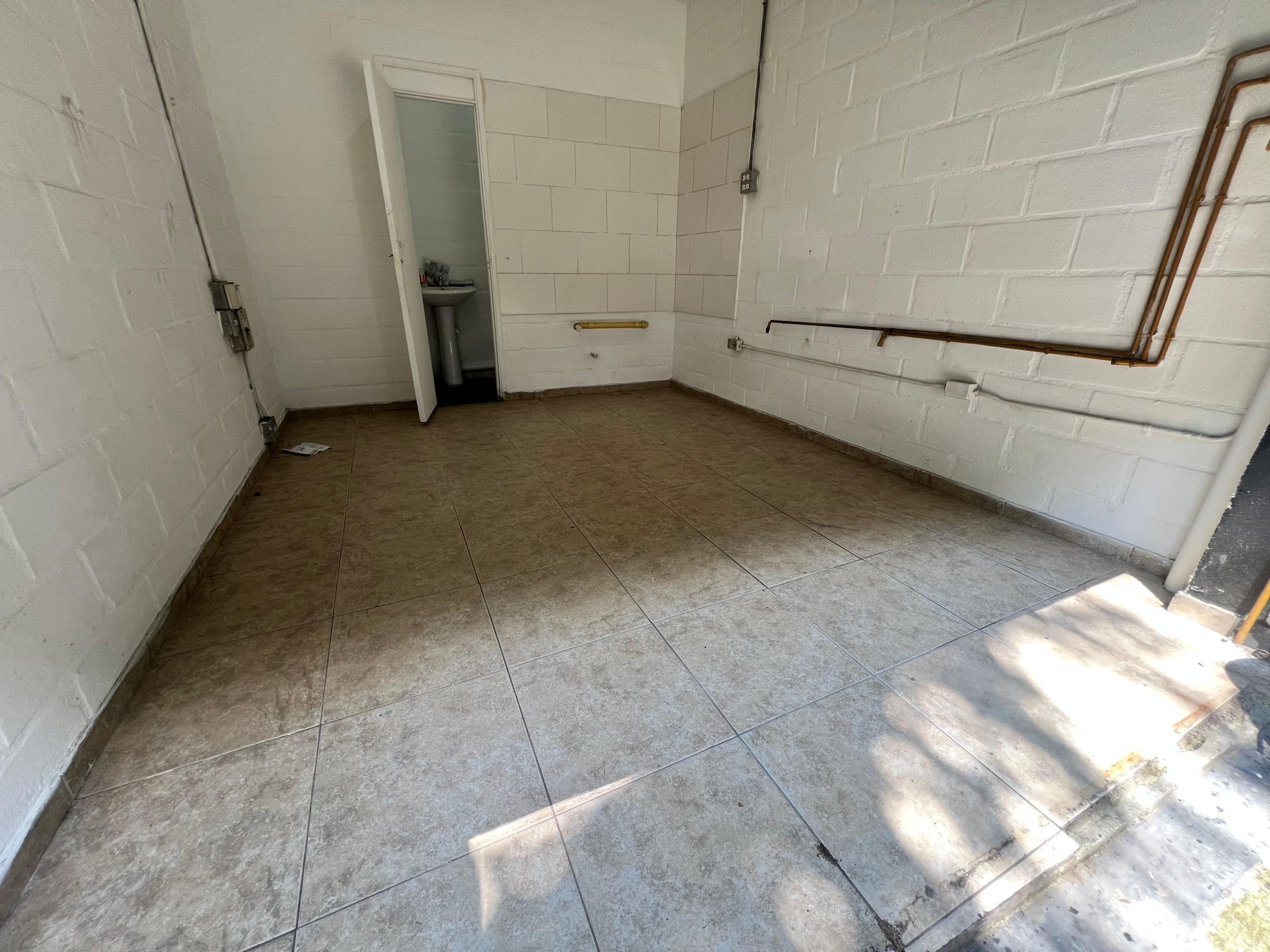 Local en arriendo Antioquia Envigado Milán - Vallejuelos 15 m2 Habitaciones 0 Baños 1 Garajes 0 Precio $2300000