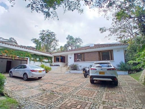 Casa en arriendo Antioquia Medellín San Lucas 333 m2 Habitaciones 3 Baños 3 Garajes 6 Precio $17500000