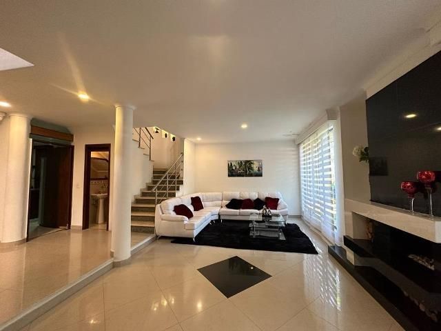 Casa en arriendo o venta Antioquia Medellín Calle Nueva 425 m2 Habitaciones 4 Baños 5 Garajes 2 Precio venta $2200000000 Precio arriendo $16000000