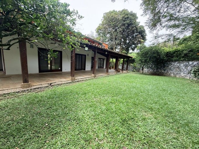 Casa en arriendo Valle Del Cauca Cali Nn 300 m2 Habitaciones 4 Baños 6 Garajes 5 Precio $8800000