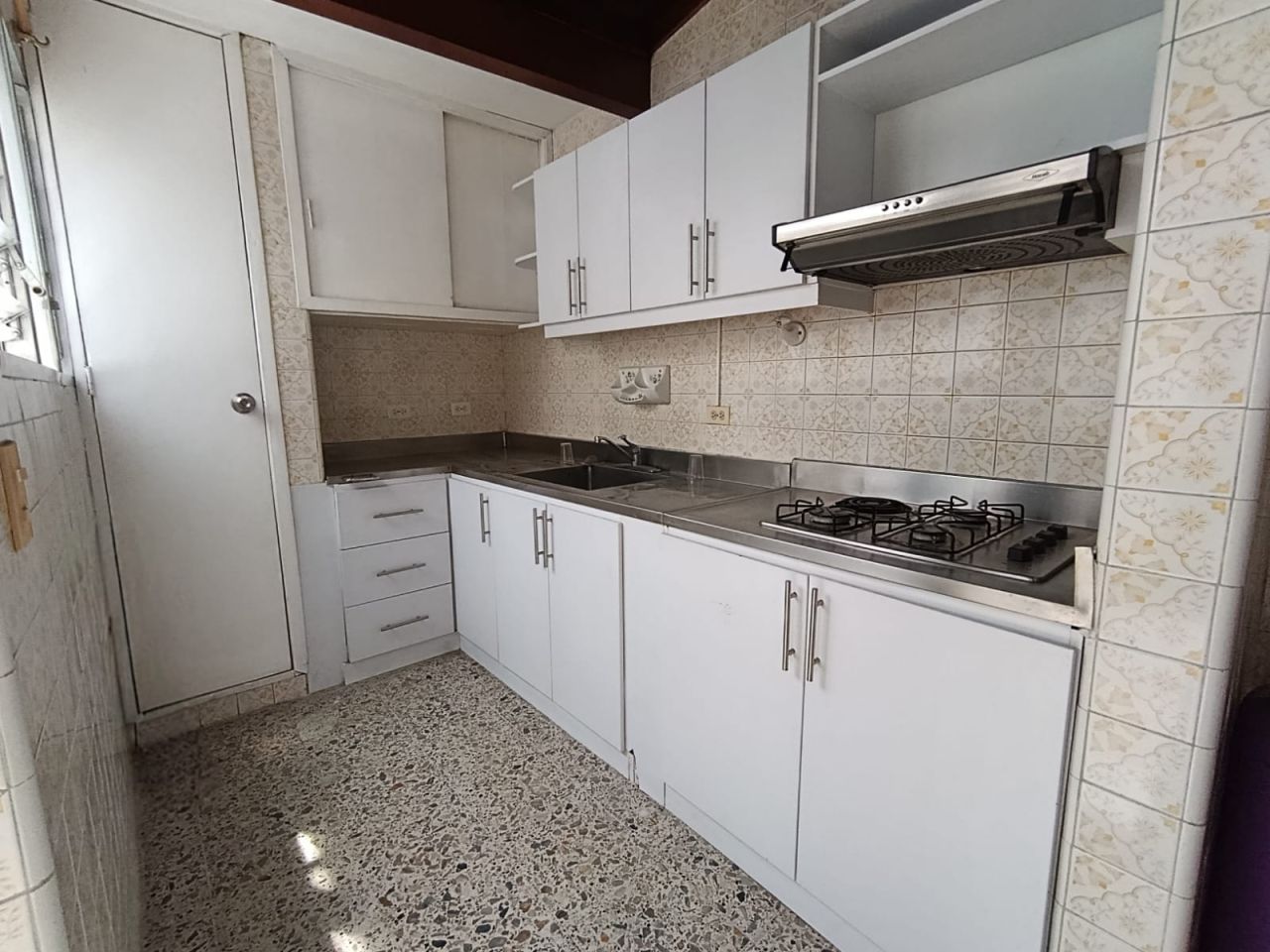 Apartamento en arriendo Antioquia Medellín La Castellana 120 m2 Habitaciones 3 Baños 2 Garajes 0 Precio $3000000