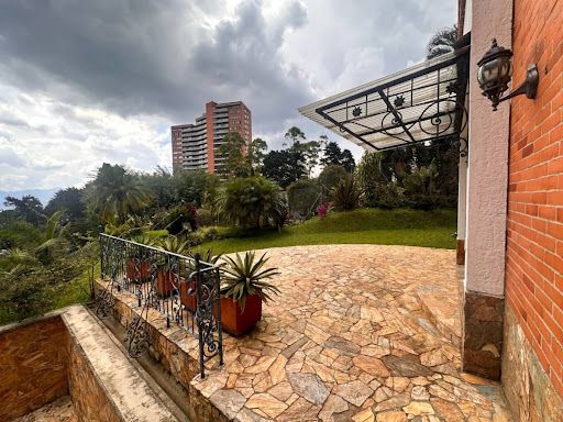 Casa en venta Antioquia Medellín El Tesoro 325 m2 Habitaciones 4 Baños 5 Garajes 4 Precio $2300000000