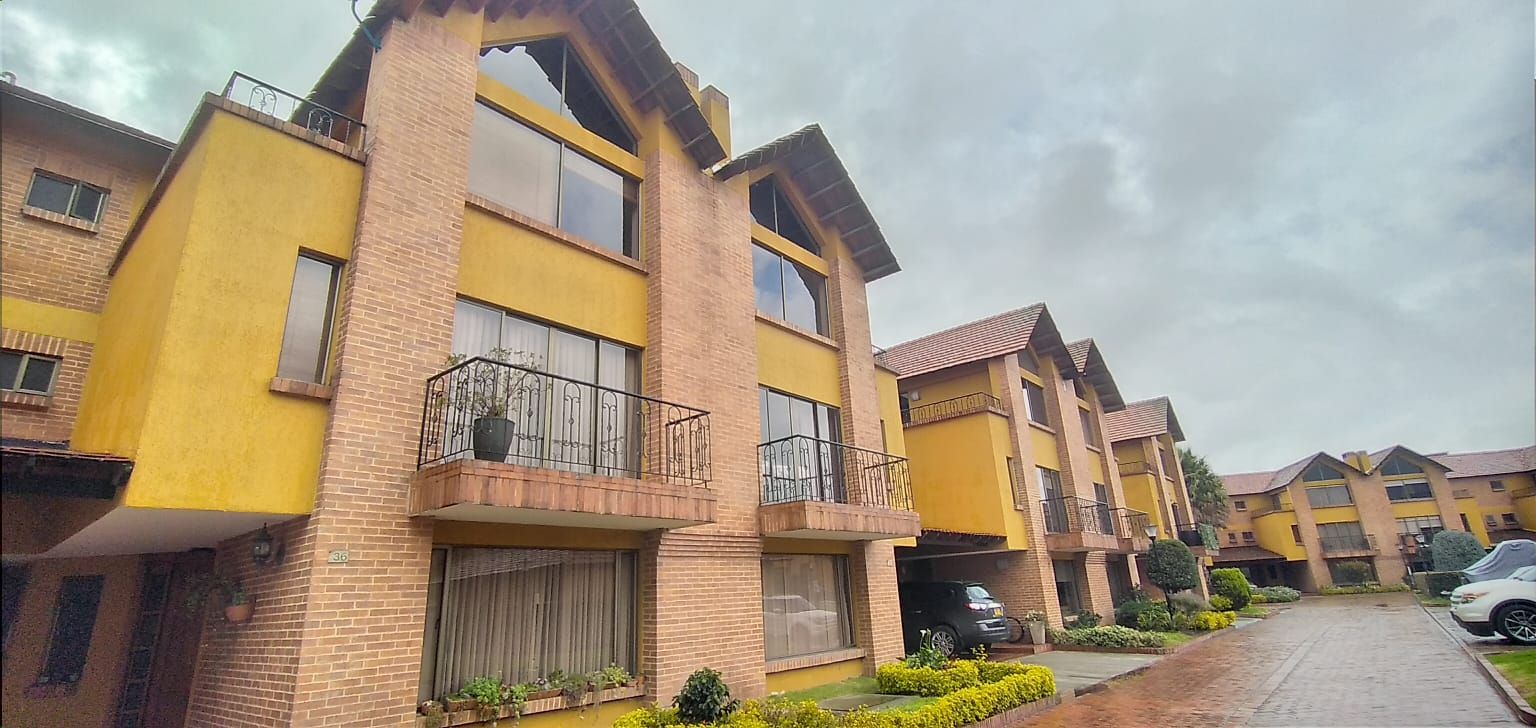 Casa en arriendo o venta Cundinamarca Chía Villa Mercedes 300 m2 Habitaciones 6 Baños 5 Garajes 2 Precio venta $990000000 Precio arriendo $6900000