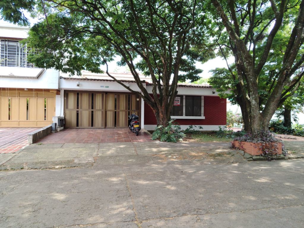 Casa en arriendo Valle Del Cauca Cali Tejares - Cristales 360 m2 Habitaciones 5 Baños 3 Garajes 2 Precio $5000000