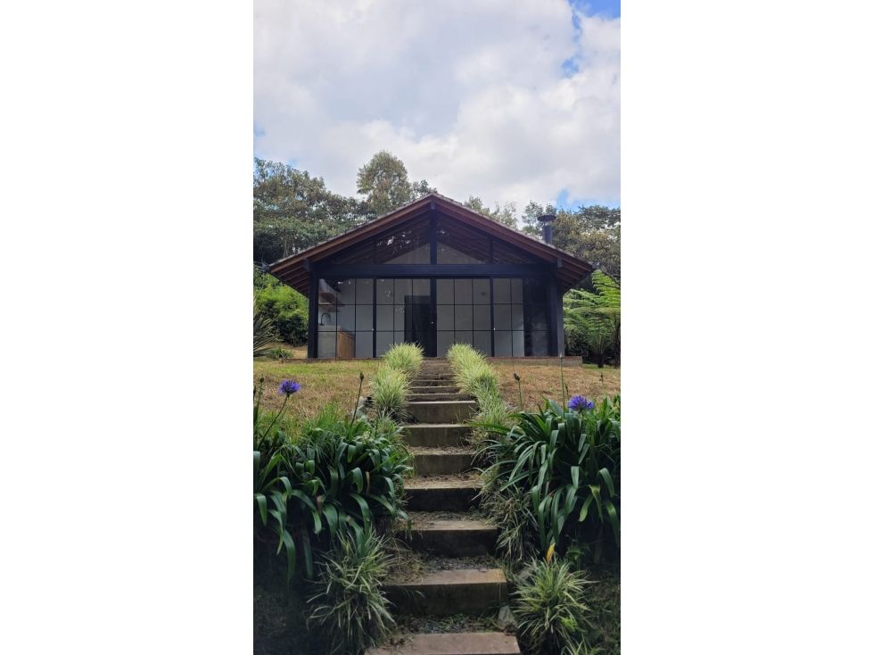 Casa en arriendo o venta Antioquia Envigado Envigado 211 m2 Habitaciones 3 Baños 3 Garajes 2 Precio venta $2200000000 Precio arriendo $12000000