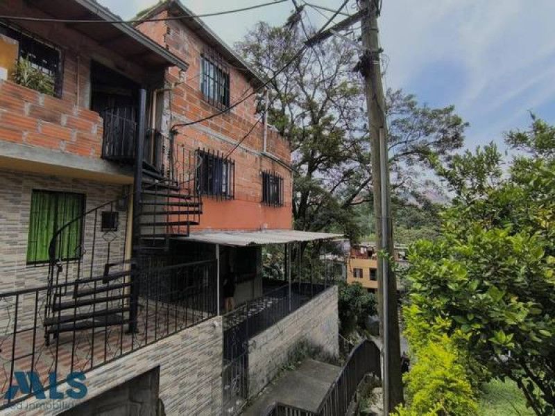 Casa en venta Antioquia Medellín El Pinal 144 m2 Habitaciones 9 Baños 7 Garajes 0 Precio $600000000
