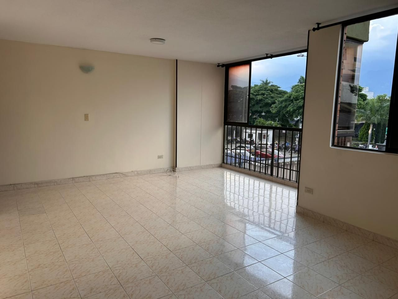 Apartamento en arriendo Valle Del Cauca Cali Los Cámbulos 98 m2 Habitaciones 4 Baños 2 Garajes 2 Precio $2400000