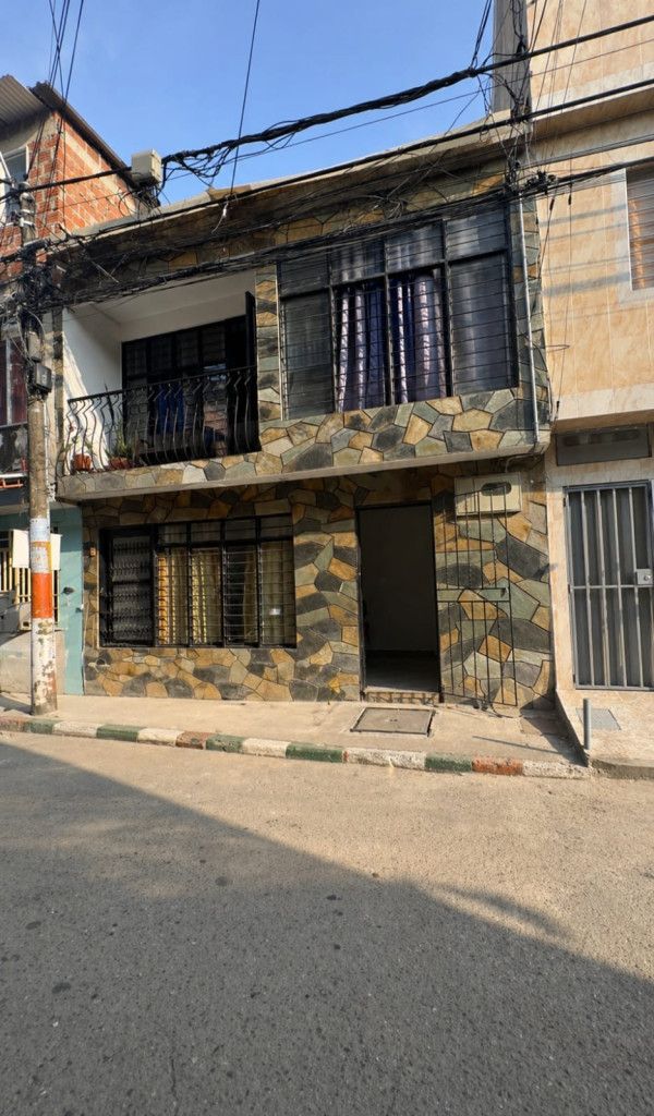 Casa en venta Valle Del Cauca Cali Primavera 180 m2 Habitaciones 6 Baños 2 Garajes 0 Precio $345000000
