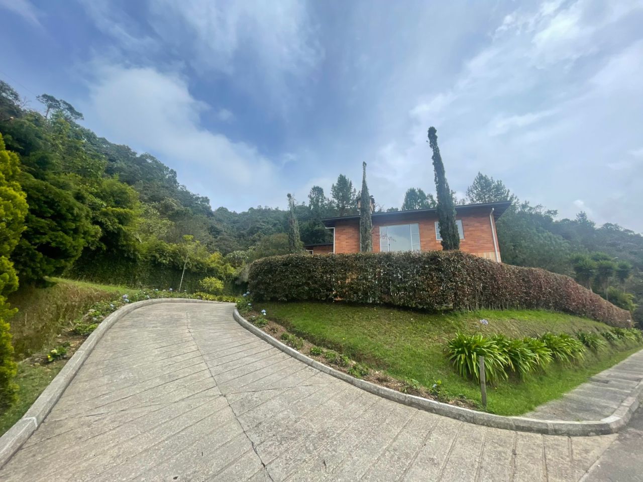 Casa Campestre en arriendo o venta Antioquia Envigado Asd 350 m2 Habitaciones 6 Baños 6 Garajes 4 Precio venta $2000000000 Precio arriendo $12600000