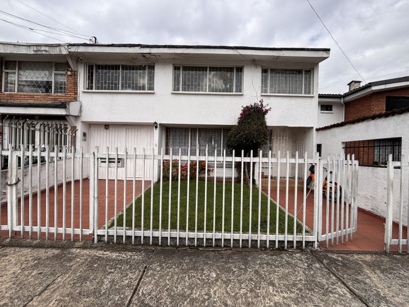 Casa en venta Cundinamarca Bogotá Estoril 320 m2 Habitaciones 4 Baños 4 Garajes 2 Precio $1400000000