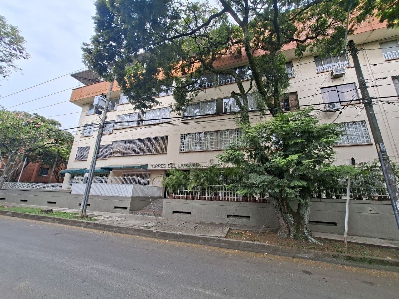 Apartamento en venta Valle Del Cauca Cali Los Portales - Nuevo Rey 122 m2 Habitaciones 4 Baños 3 Garajes 2 Precio $320000000