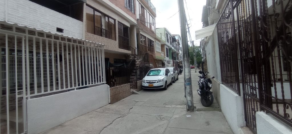 Casa en venta Valle Del Cauca Cali Urbanización La Base planta Y Talleres 228 m2 Habitaciones 7 Baños 5 Garajes 0 Precio $470000000