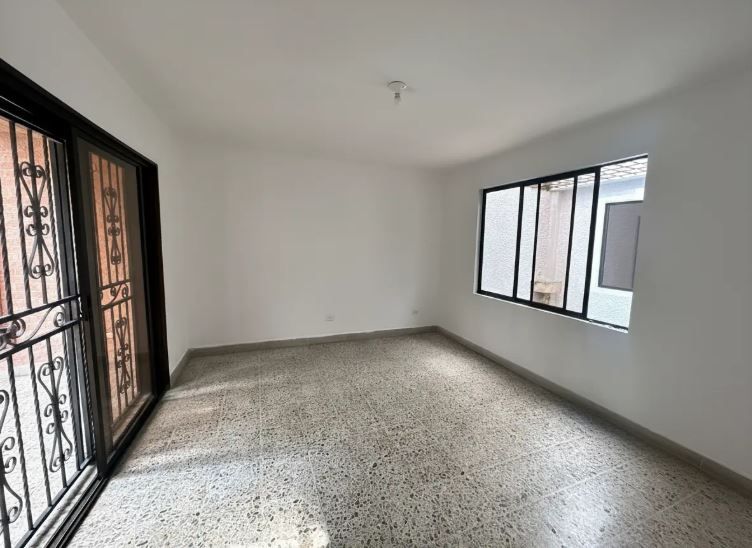 Casa en arriendo Antioquia Medellín Miravalle 105 m2 Habitaciones 4 Baños 3 Garajes 0 Precio $2800000